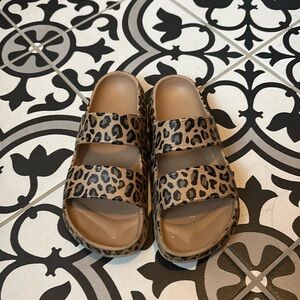 Old Navy size 12-13 
Great condition
Pet and smoke free home